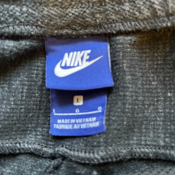 LIKE NEW! Mens NIKE shorts. Size L - Picture 2 of 3